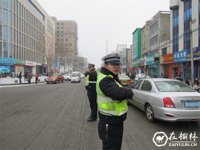 靖边交警雪天执勤保道路畅通