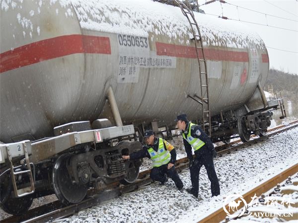 神木铁警以雪为令 多项举措为旅客出行保安全