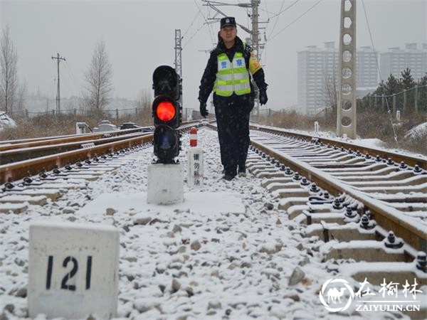 神木铁警以雪为令 多项举措为旅客出行保安全