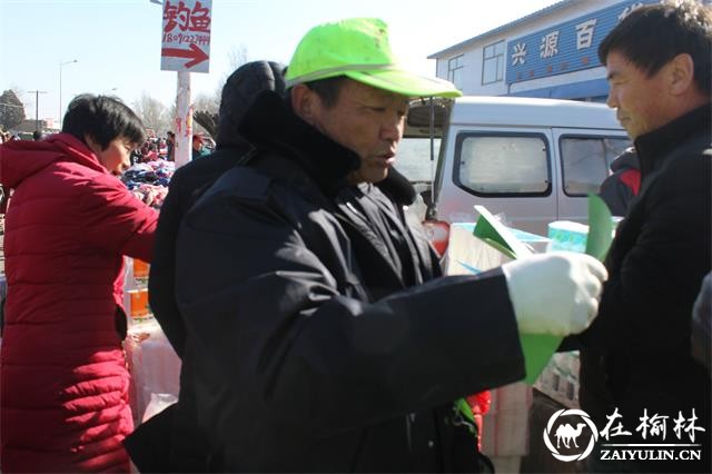 “交通安全劝导站”工作人员利用喊话器提醒过往车辆减速慢行，行人靠右侧通行