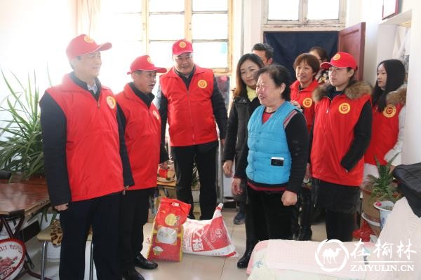 榆阳区兴中路社区:在职党员进社区 新春入户送温暖