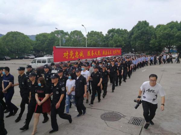 浙江台州警方摧毁特大套路贷团伙 抓246人8辆大客运回