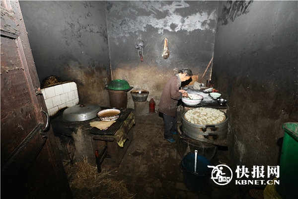 渭南残疾小伙摆摊与爷爷奶奶相依为命 鑫聚货运伸援手献爱心