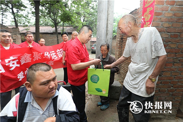 渭南残疾小伙摆摊与爷爷奶奶相依为命 鑫聚货运伸援手献爱心