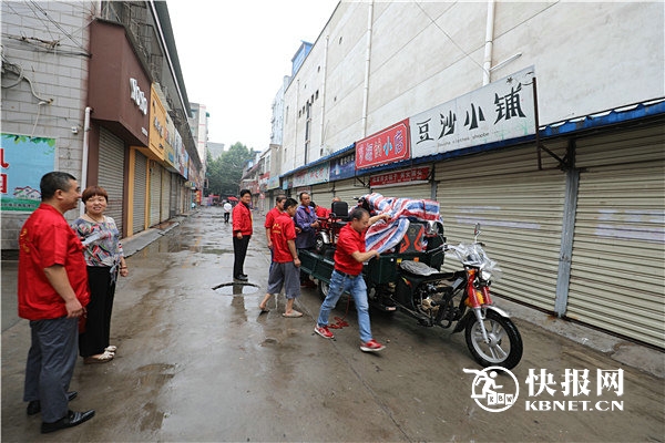 渭南残疾小伙摆摊与爷爷奶奶相依为命 鑫聚货运伸援手献爱心