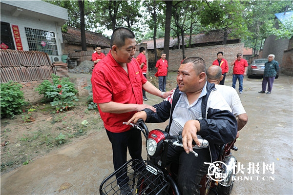 渭南残疾小伙摆摊与爷爷奶奶相依为命 鑫聚货运伸援手献爱心