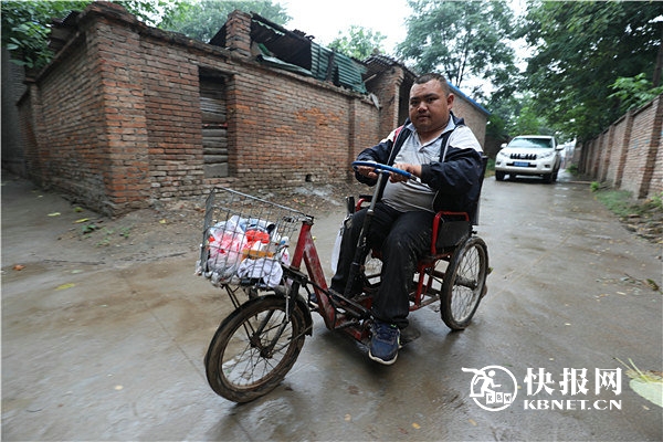 渭南残疾小伙摆摊与爷爷奶奶相依为命 鑫聚货运伸援手献爱心