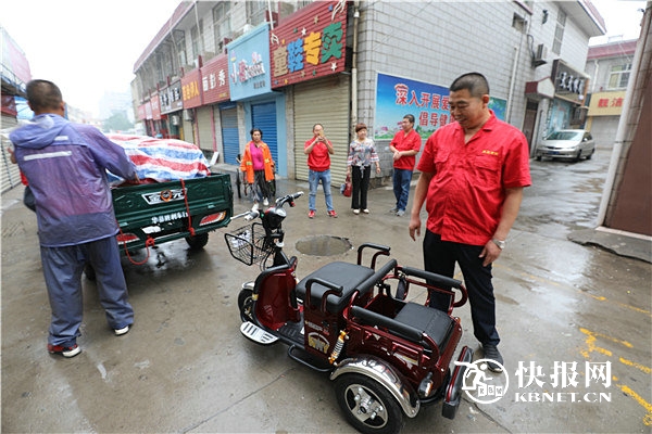 渭南残疾小伙摆摊与爷爷奶奶相依为命 鑫聚货运伸援手献爱心