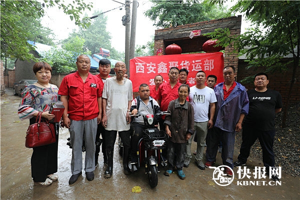渭南残疾小伙摆摊与爷爷奶奶相依为命 鑫聚货运伸援手献爱心