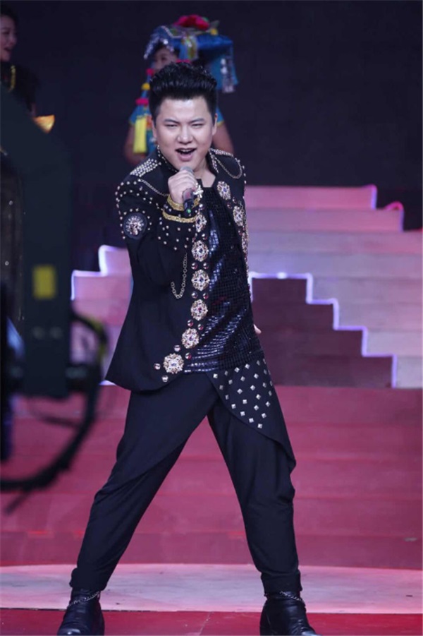 歌手王墨，被誉为"海豚音王子"。2009年中央电视台《星光大道》 周冠军、五月份月冠军、年度总决赛第四场分赛亚军