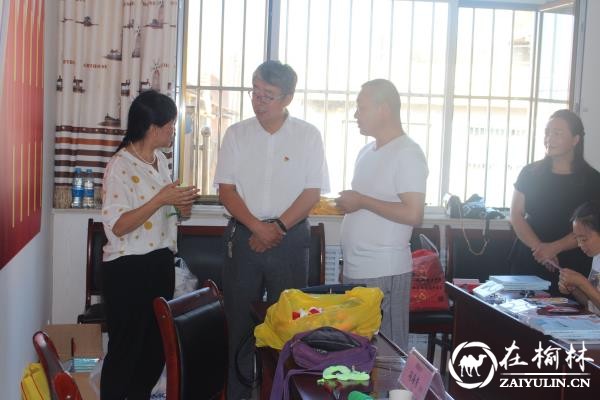 榆阳区兴中路社区组织观摩外来务工家庭妇女技能培训活动