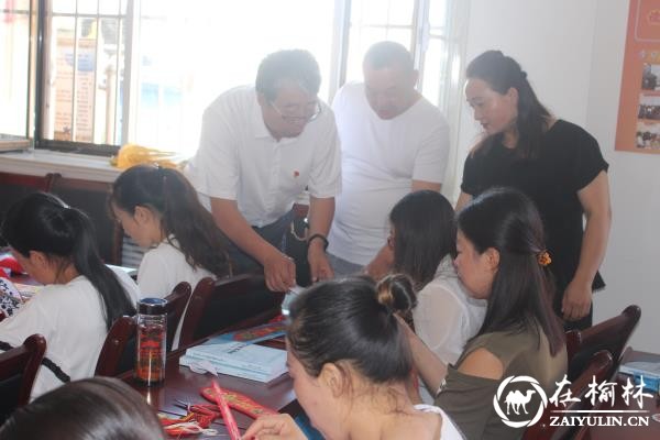 榆阳区兴中路社区组织观摩外来务工家庭妇女技能培训活动