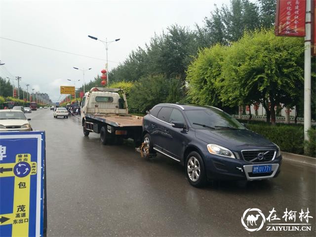 暴雨袭击靖边 交警冒雨奋战15小时确保市民生命财产安全