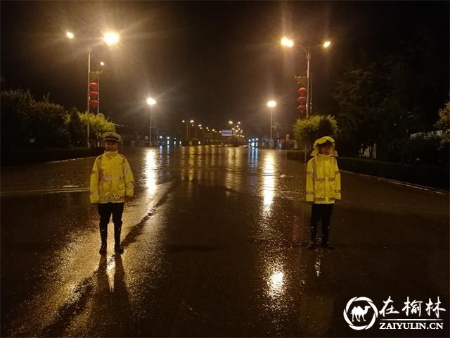 暴雨袭击靖边 交警冒雨奋战15小时确保市民生命财产安全