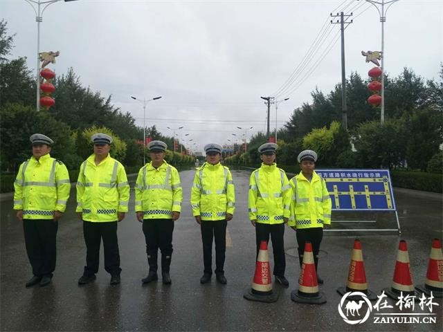 暴雨袭击靖边 交警冒雨奋战15小时确保市民生命财产安全