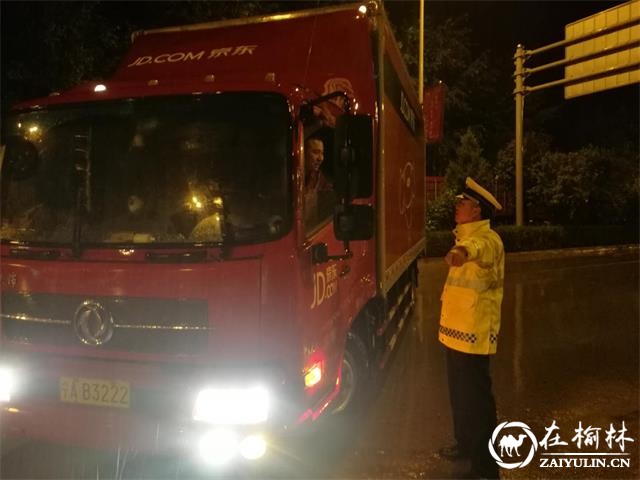 暴雨袭击靖边 交警冒雨奋战15小时确保市民生命财产安全