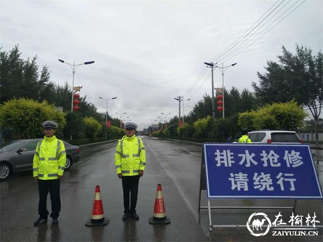 暴雨袭击靖边 交警冒雨奋战15小时确保市民生命财产安全