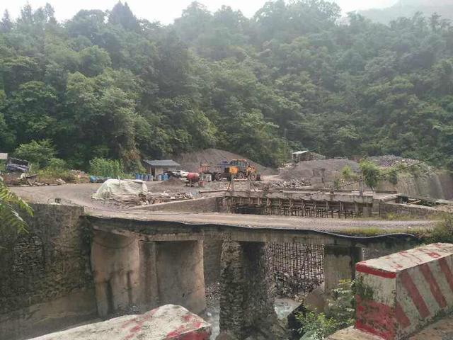 陕西镇巴：巴山建了铜（砼）板白银桥 硬化路面堪比&ldquo;豆腐渣&rdquo;