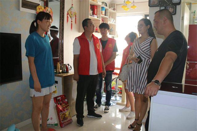 慰问现役军人艾乐家属