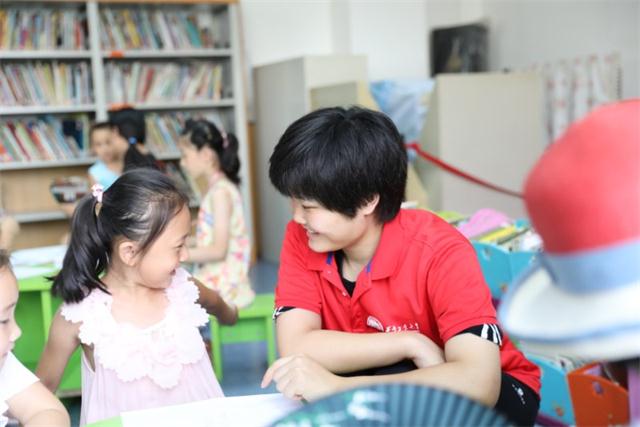 西安工业大学暑期实践队在陕西省图书馆少儿分馆开展志愿活动