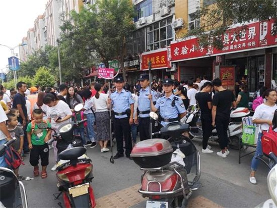开学季 绥德公安多警联动确保校园安全