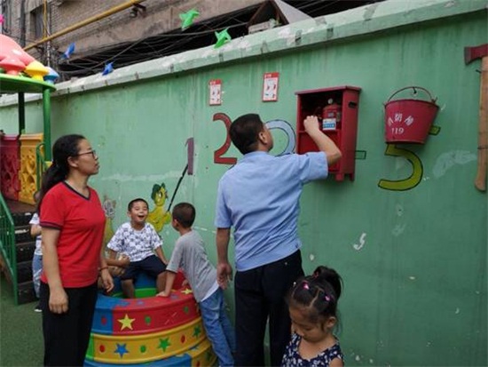 开学季 绥德公安多警联动确保校园安全