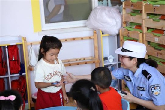 开学季 绥德公安多警联动确保校园安全