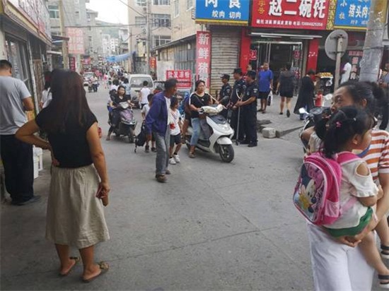 开学季 绥德公安多警联动确保校园安全
