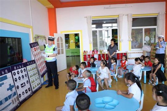 开学季 绥德公安多警联动确保校园安全