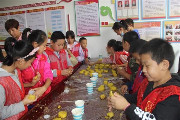 榆林春苗青少年服务中心开展“小月饼、大家庭”公益实践活动