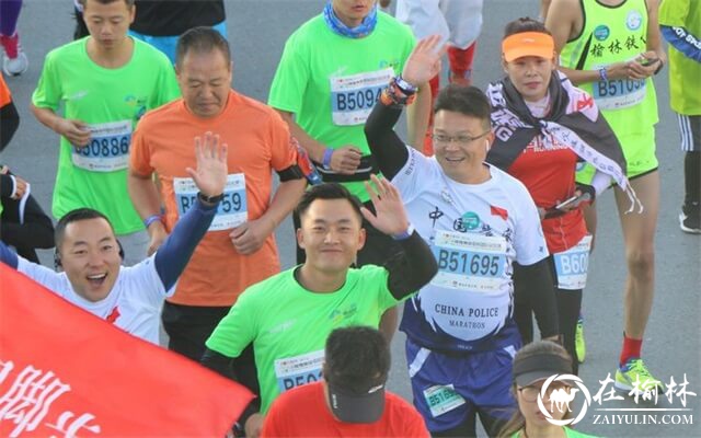 米脂公安局“警马”护跑2018榆林国际马拉松赛