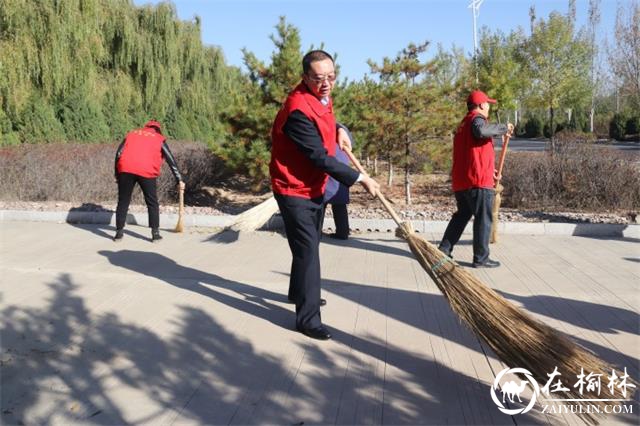 榆阳区明珠路街道办志愿者清扫落叶小记