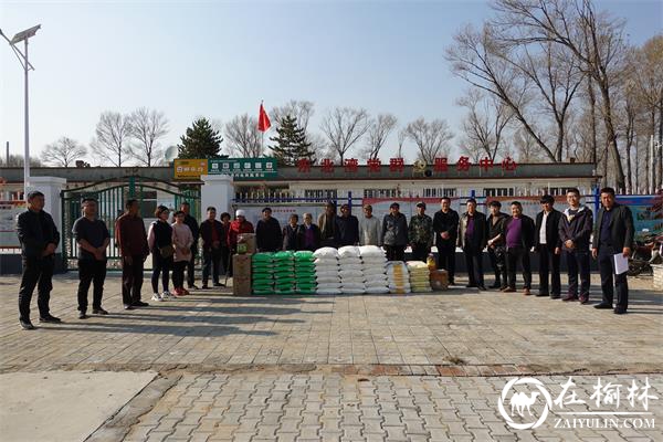 神木市大保当镇东北湾村义工队重阳节慰问高龄老人