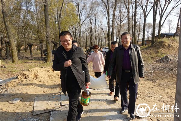 神木市大保当镇东北湾村义工队重阳节慰问高龄老人