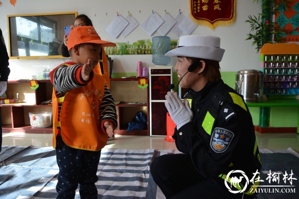 民警检验孩子学习成果.JPG