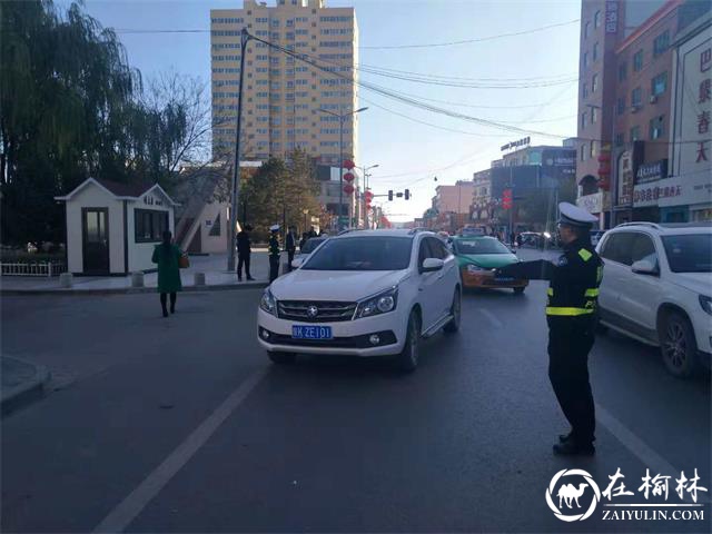 民警在各路口设卡检查过往车辆.jpg