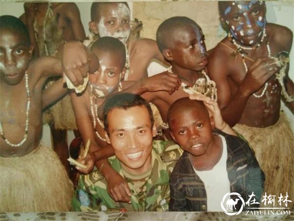 2008年，在刚果金维和时与当地居民合影.jpg