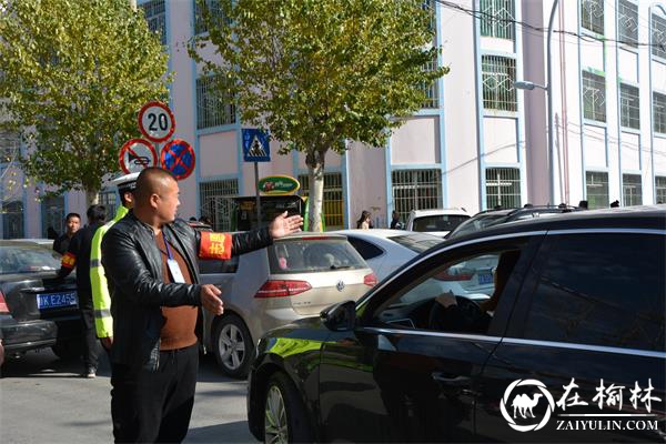 志愿者在民警带领下指挥车辆向右行驶.JPG