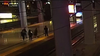 闹别扭跳钢轨，如此举动要不得