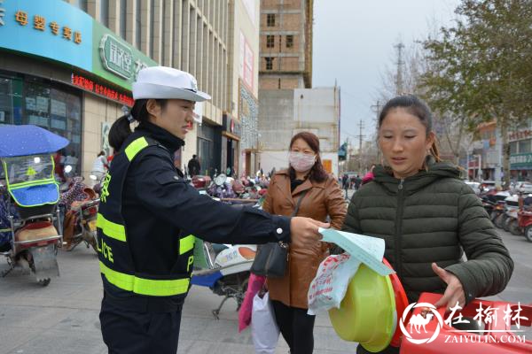 靖边交警走街串巷宣讲交通安全知识给广大市民带来福祉