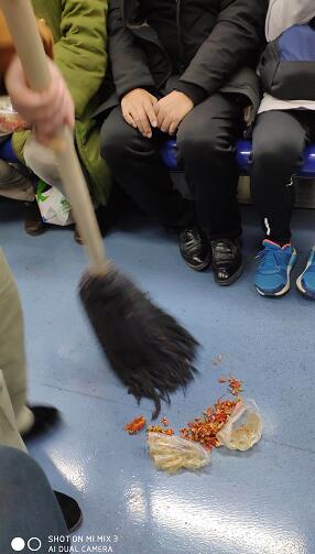 男子北京地铁上吃小龙虾扔一地皮 乘务管理员屡劝不止