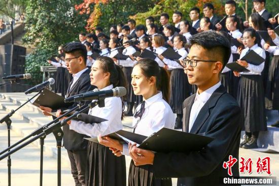 高校师生走进南京大屠杀死难者丛葬地悼念逝者祈愿和平