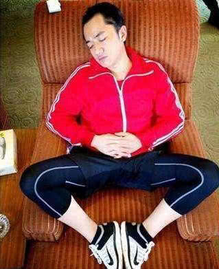 明星睡姿大曝光：谢娜是女汉子 王俊凯搞笑