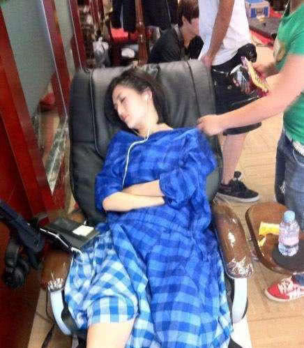 明星睡姿大曝光：谢娜是女汉子 王俊凯搞笑