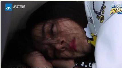 明星睡姿大曝光：谢娜是女汉子 王俊凯搞笑