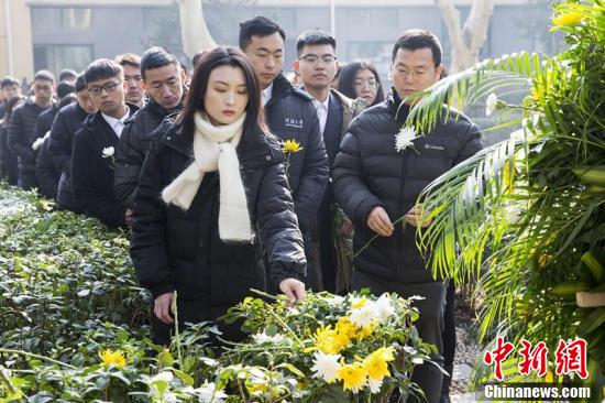 高校师生走进南京大屠杀死难者丛葬地悼念逝者祈愿和平
