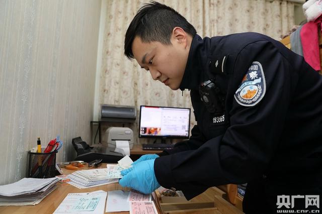 武汉铁路警方捣毁一制假窝点 当场查获假火车票25000余张