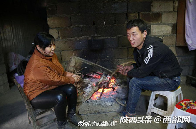 陕西安康36岁妈妈净身出户嫁25岁穷小伙:他对人好是个暖男