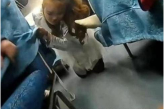 67岁老人火车上偷手机被抓跪地求饶 网友：法律面前人人平等