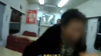 67岁老人火车上偷手机被抓跪地求饶 网友：法律面前人人平等